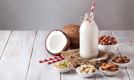 Czym zastąpić mleko? Poznaj popularne napoje roślinne