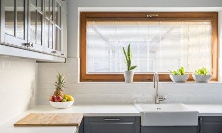 4 sposoby na efektowne wykończenie okna w kuchni